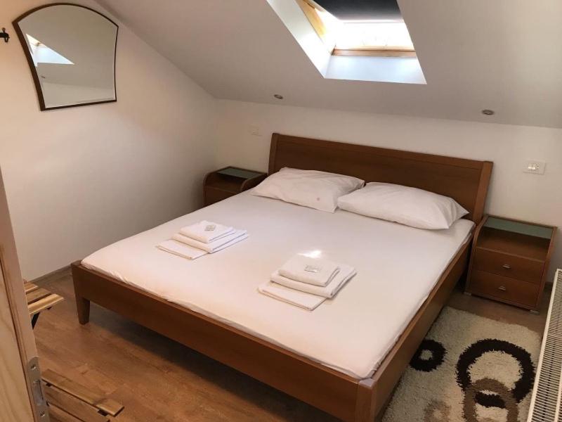 una camera da letto con un letto e due asciugamani di Sobe Zimmer Frei a Požega