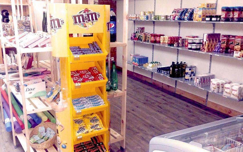 Supermarket nebo jiné obchody v  kempu nebo okolí