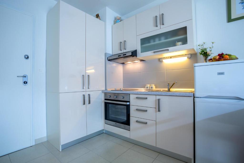 斯普利特的住宿－Studio Teuta，白色的厨房配有水槽和微波炉