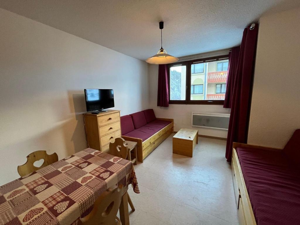 En sittgrupp på Appartement Lanslebourg-Mont-Cenis, 2 pièces, 5 personnes - FR-1-508-40