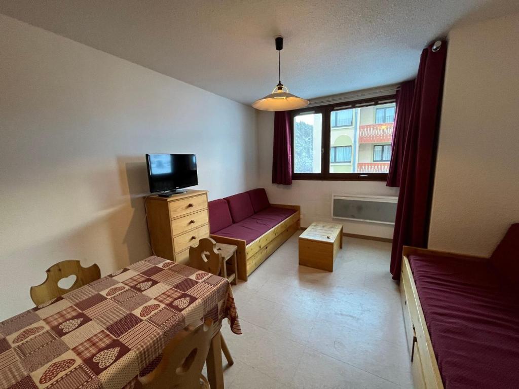 a small living room with a couch and a window at Appartement confortable à Val Cenis Lanslebourg, 300m des pistes, 5 personnes, balcon, casier à skis - FR-1-508-40 in Lanslebourg-Mont-Cenis