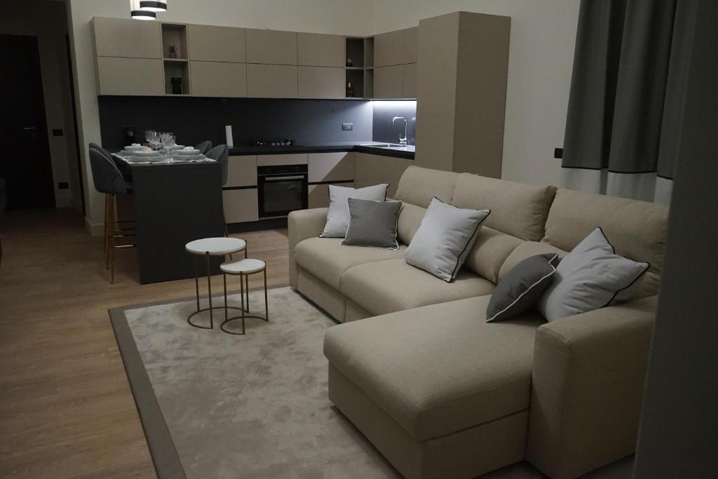 salon z kanapą i kuchnią w obiekcie N A P Experience Apartments w mieście Napoli