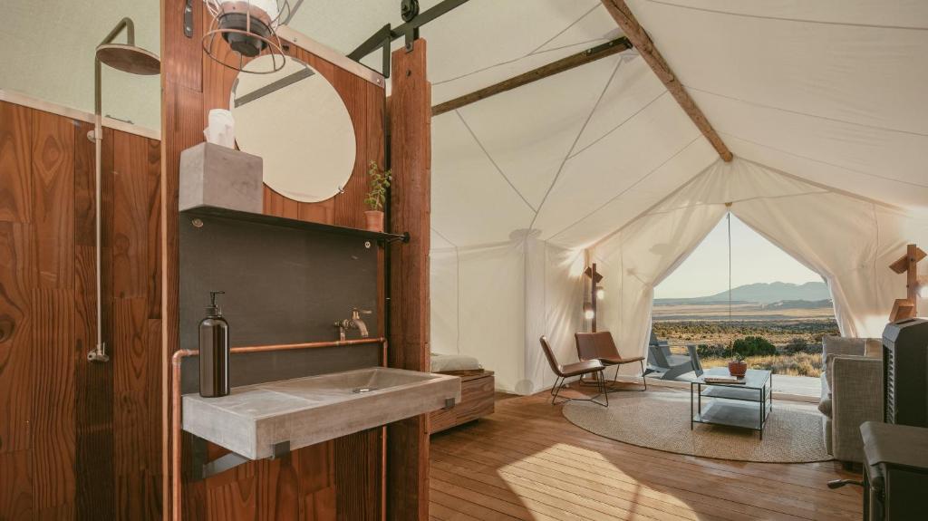 Nespecifikovaný výhled na hory nebo výhled na hory při pohledu z luxury tent