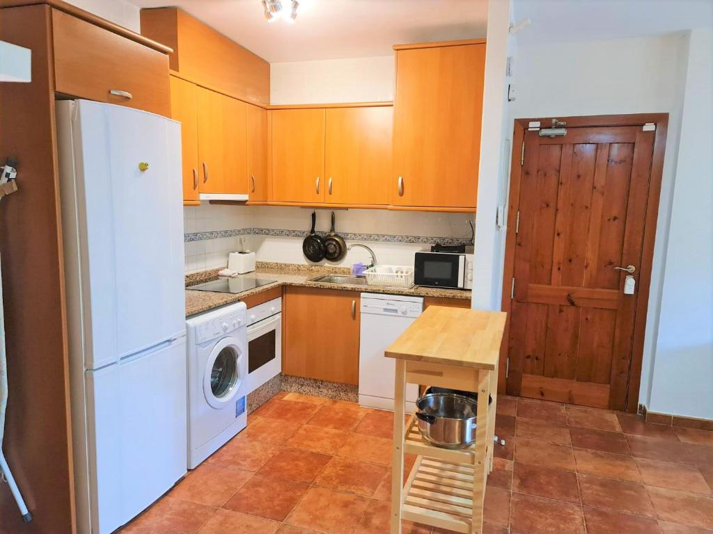 Kuchyň nebo kuchyňský kout v ubytování Apartamento con hermoso jardín y AC