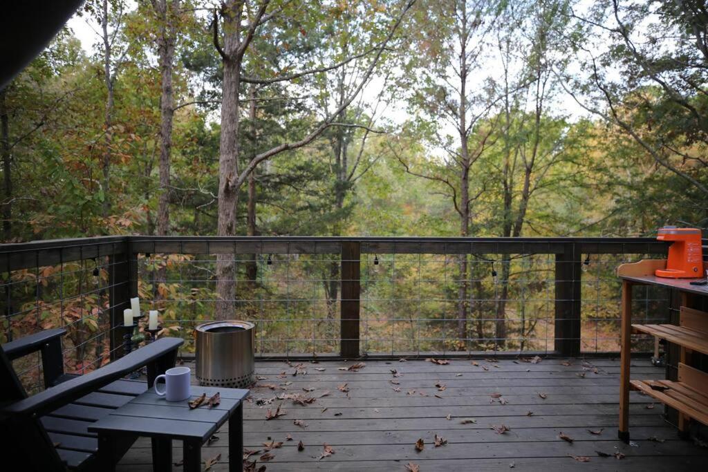 Balkón nebo terasa v ubytování Bohamia - Cozy A-Frame Glamp on 268 acre forest retreat