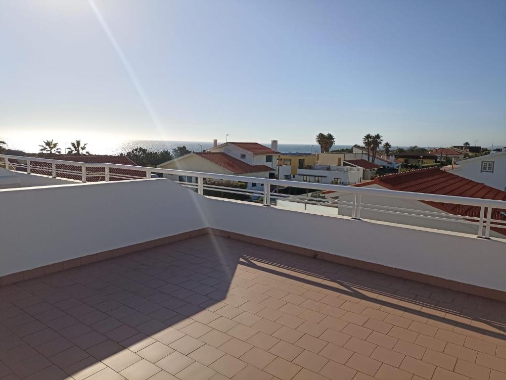 uma varanda com vista para uma cidade em Vista Mar em Viana do Castelo