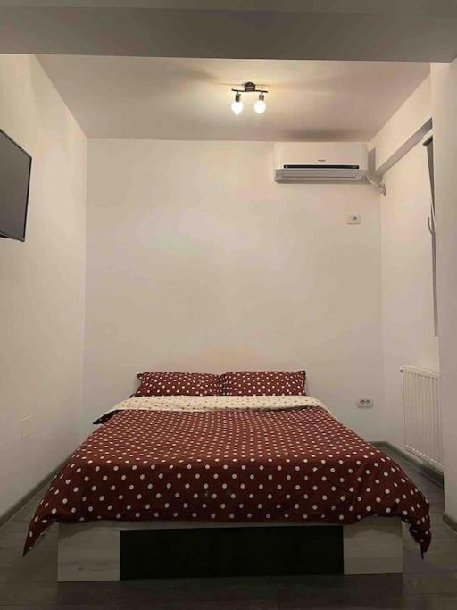 מיטה או מיטות בחדר ב-Garsoniera Militari Residence