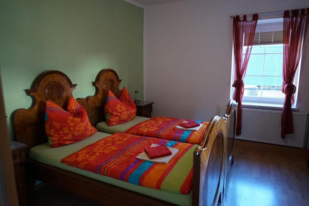 Uma cama ou camas num quarto em Gasthaus zum Fuchs - Familie Andrä