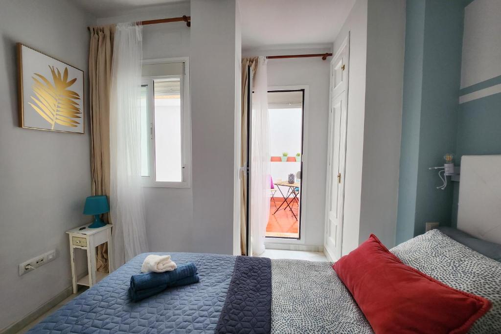 Postel nebo postele na pokoji v ubytování Lovely Center Apartments Seville - Balcony Lux Sol