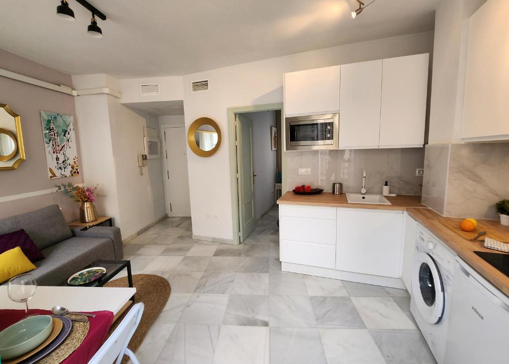 Kuchyň nebo kuchyňský kout v ubytování Lovely Center Apartments Seville - Balcony Lux Sol
