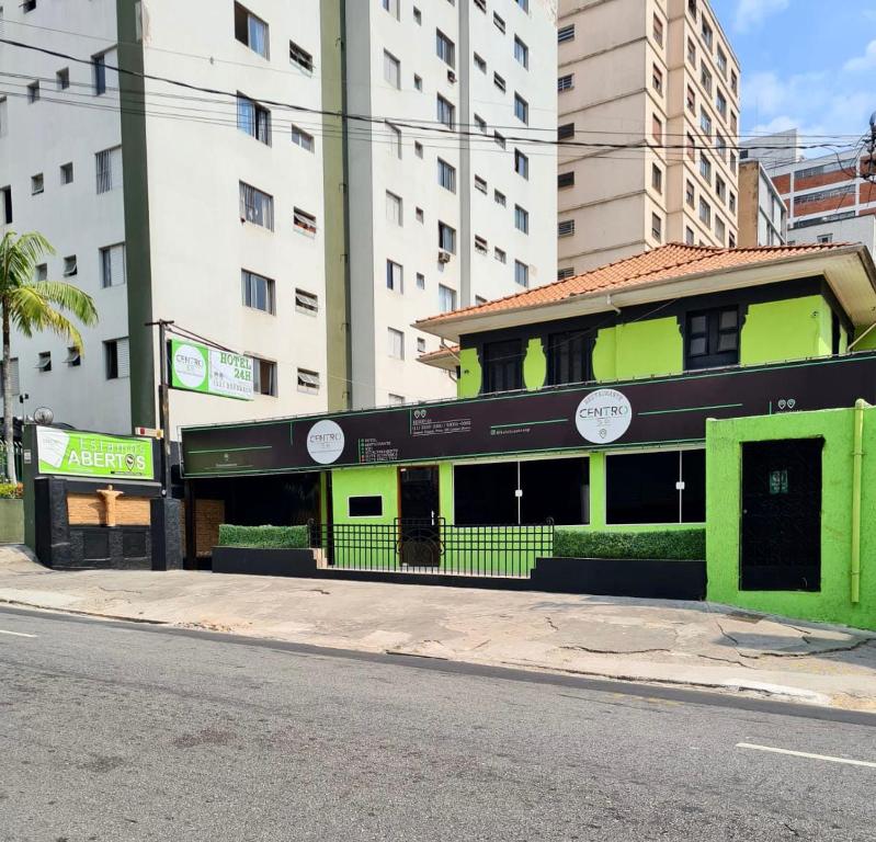 a green building on the side of a street at Hotel Real Centro in Sao Paulo