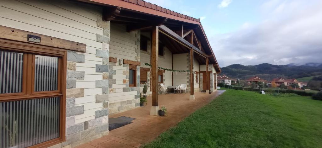 Nespecifikovaný výhled na hory nebo výhled na hory při pohledu z prázdninového domu