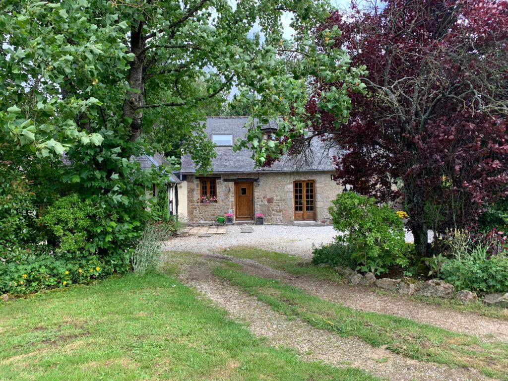 una casa con un camino de tierra delante de ella en La Bureliere- Holiday home for families, groups and couples en Gorron