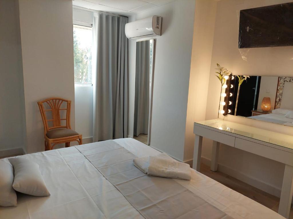 Postel nebo postele na pokoji v ubytování Hostal GARDEN ROUS