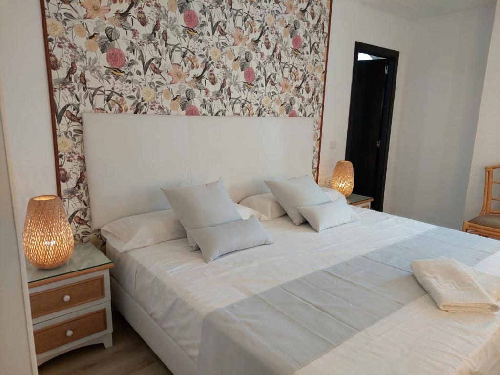 Postel nebo postele na pokoji v ubytování Hostal GARDEN ROUS
