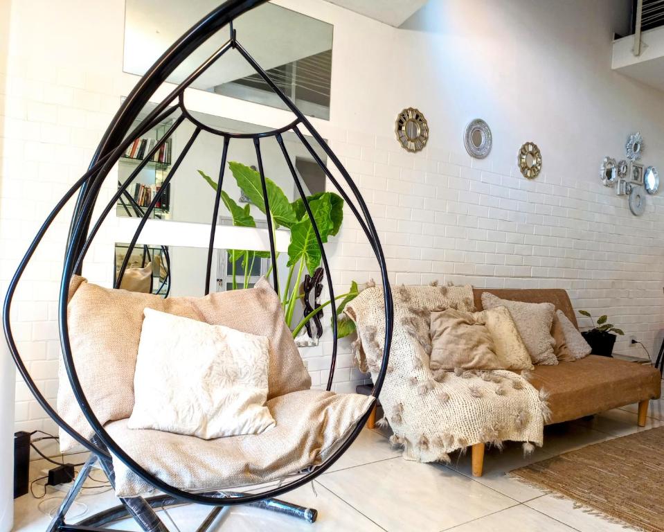 einen großen Spiegel im Wohnzimmer mit Sofa in der Unterkunft Recoleta Loft con Terrazas in Buenos Aires