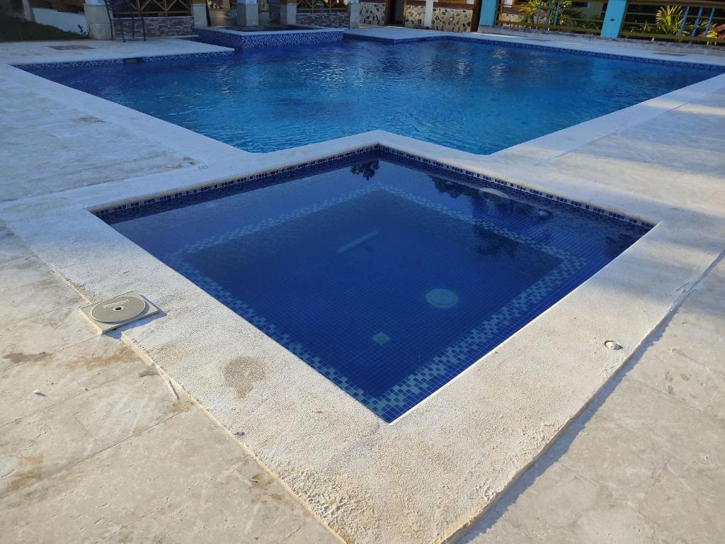 Bazén v ubytování Villa Carolina By Hospedify Hermosa villa con piscina, mesa de billar, cancha de baloncesto y BBQ nebo v jeho okolí
