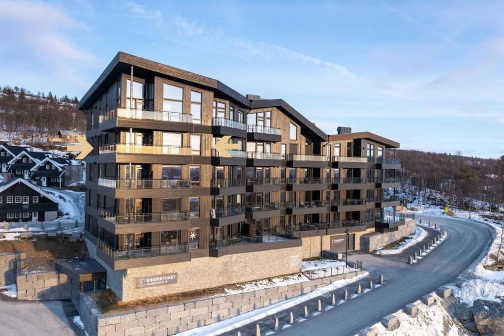 una vista aérea de un edificio con una carretera en Splitter ny leilighet med panoramautsikt en Beitostøl