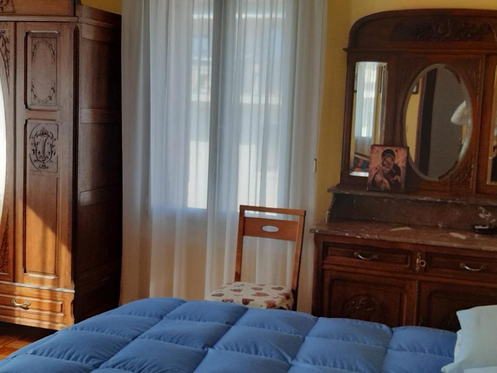 سرير أو أسرّة في غرفة في LILLI'S HOME Appartamento confortevole vicino ad Asiago