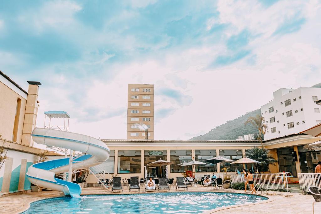 a pool with a water slide in a hotel at Hotel Minas Gerais in Poços de Caldas