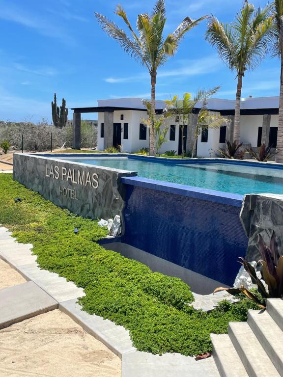 una piscina con un cartel que lee el hotel Los Palmes en Las Palmas Hotel - Cerritos Beach, en El Pescadero