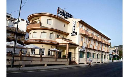 un gran edificio al lado de una calle en HOTEL LA FONDA DE DON GONZALO, en Cenes de la Vega