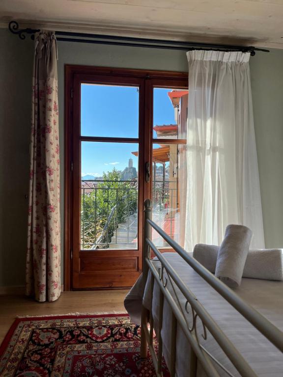 um quarto com uma porta e uma varanda com uma janela em Mountain Home / Center Arachova em Arachova
