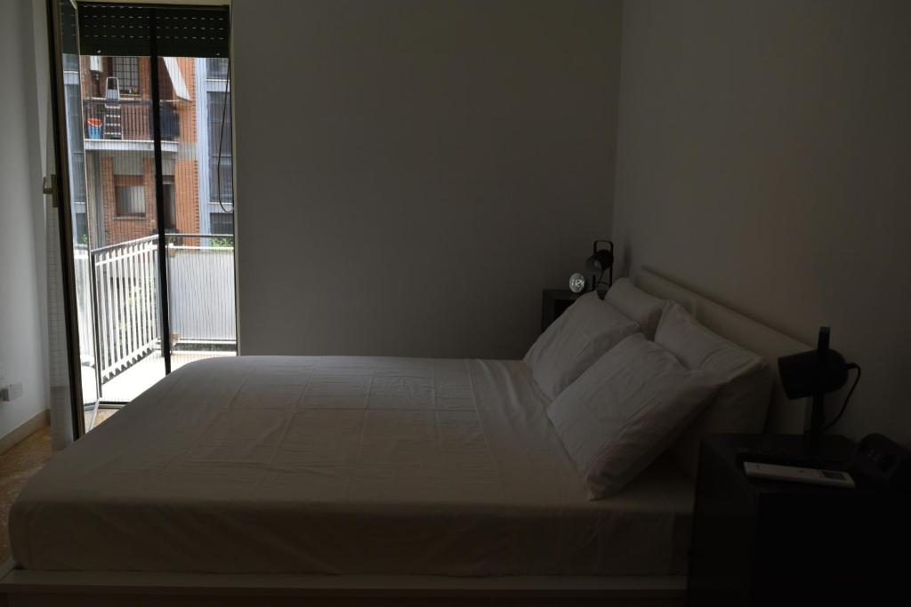 A bed or beds in a room at Zio Romano Apartment Rome - Vatican area