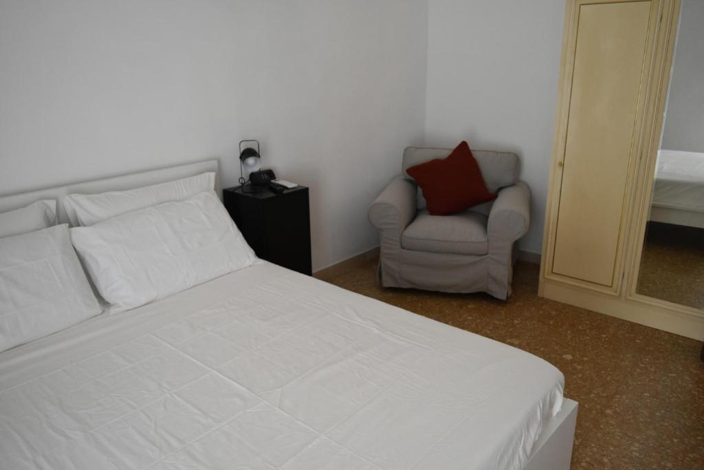 A bed or beds in a room at Zio Romano Apartment Rome - Vatican area