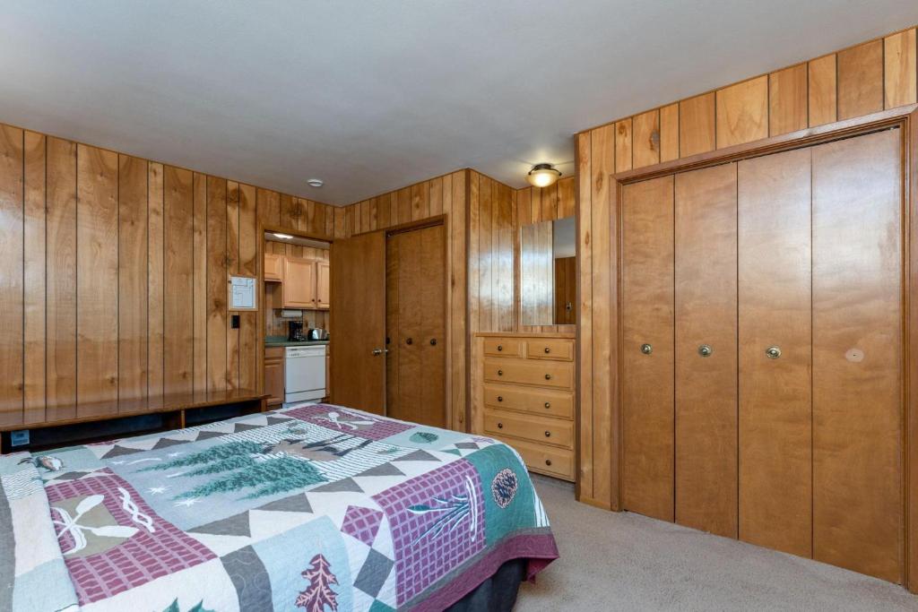 Кровать или кровати в номере Hutchings Cabin & Apt.