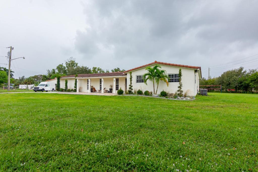 12 Guests Luxurious rental house in Cooper City, Cooper City