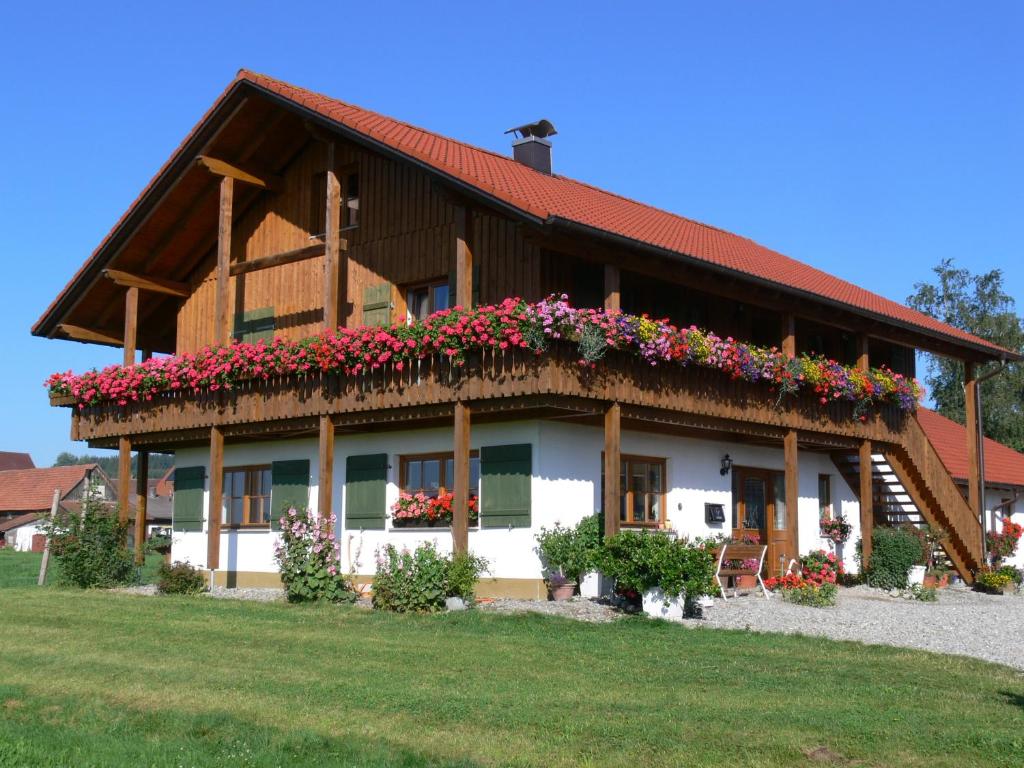 ein Haus mit Blumen auf der Seite in der Unterkunft Ferienhof Rösch in Bad Wurzach