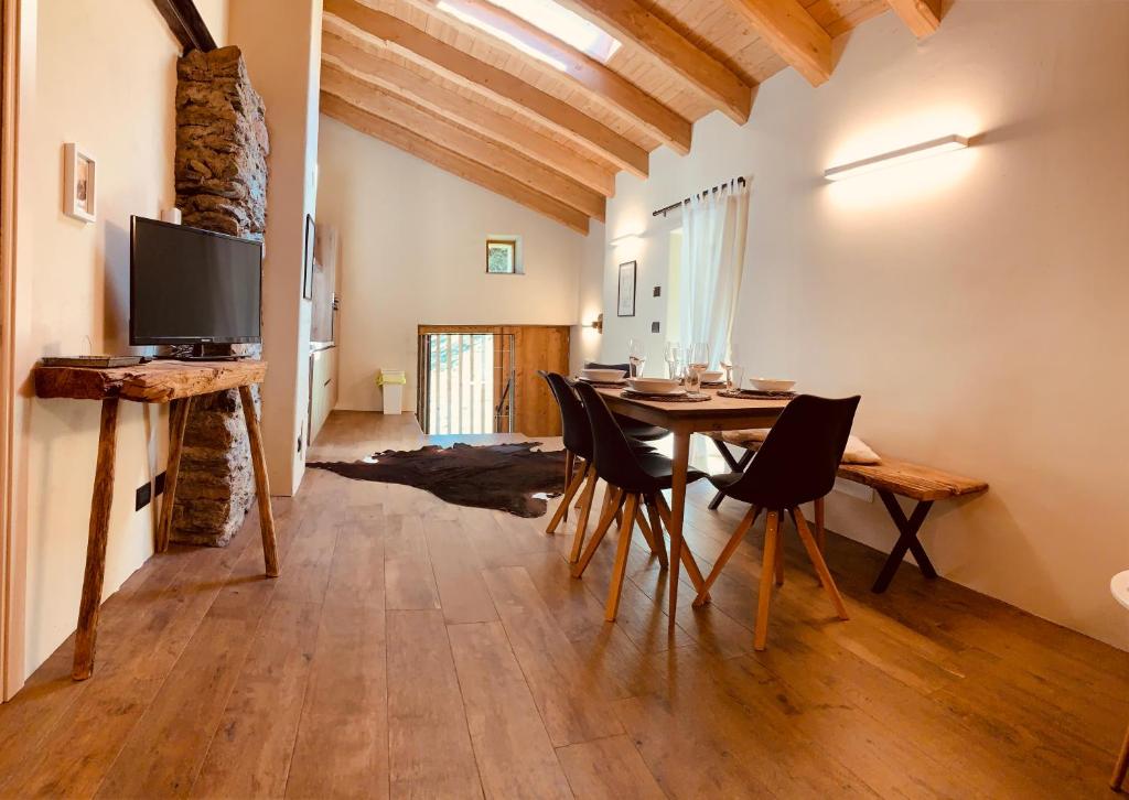 A television and/or entertainment centre at Lo Paglier - Le Four des Alpes