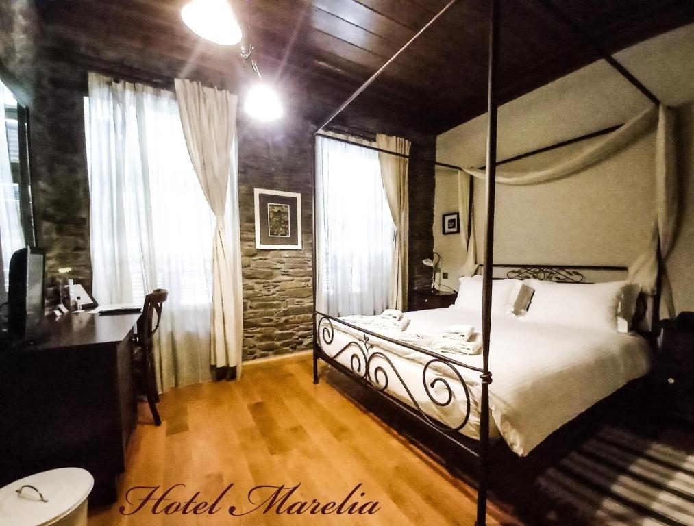 Postel nebo postele na pokoji v ubytování Marelia Hotel