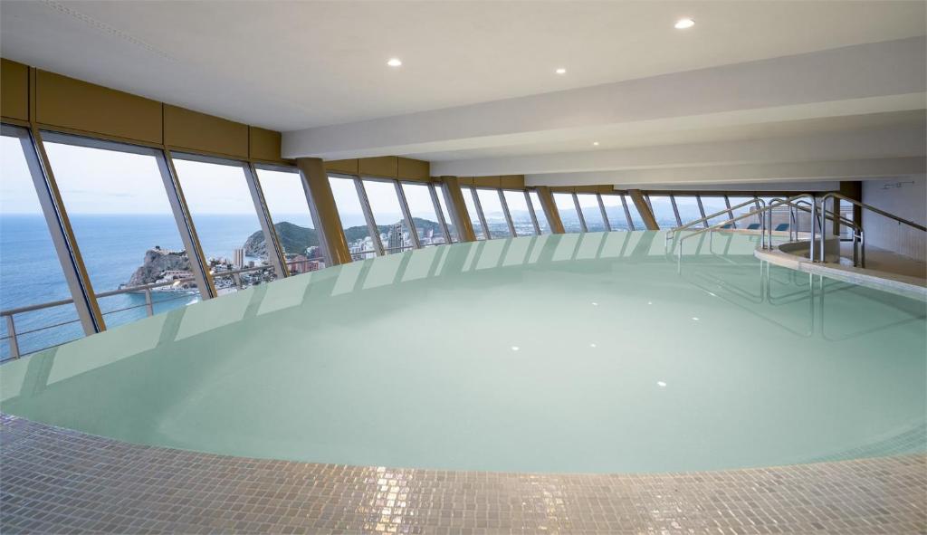 InTempo Luxury Sky View & Spa Resort في بنيدورم: غرفة مطلة على المحيط