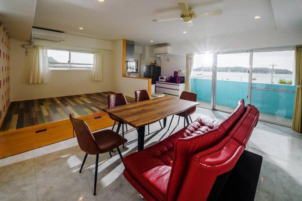 宇流麻的住宿－Guest room WES - Vacation STAY 49860v，厨房以及带木桌和椅子的用餐室。
