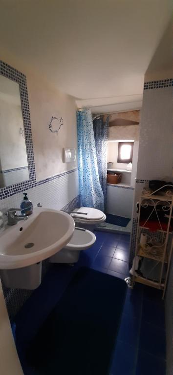 A bathroom at Che Vista!! Ostuni ,sulle bianche mura con vista mozzafiato