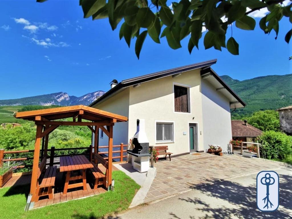 Villa con vistas a la casa en Casa Vacanze Antico Eremo, tra natura e tradizione, en Campodenno