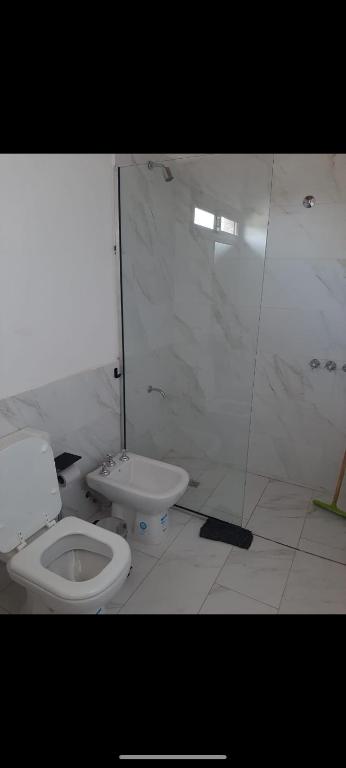 y baño con aseo y cabina de ducha. en Casa Nueva en Villa Rumipal