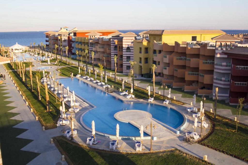 een luchtzicht op een resort met een zwembad bij Porto South Beach by Amer Group - Families only in Ain Sokhna