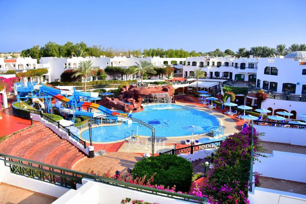 Výhled na bazén z ubytování Verginia Sharm Resort & Aqua Park nebo okolí