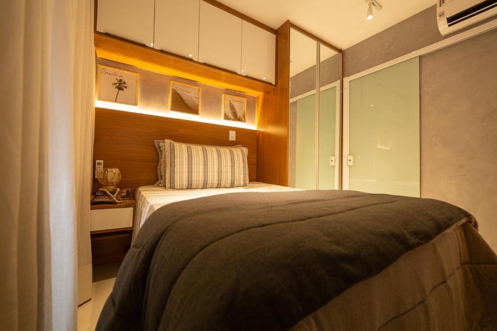 1 dormitorio con 1 cama en una habitación en LINDO FLAT NO FAROL DA BARRA, en Salvador