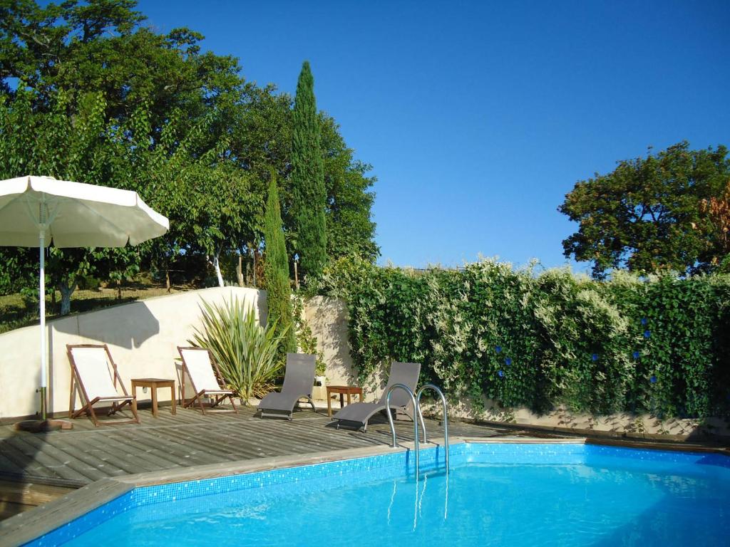 Bazén v ubytovaní CHAMBRES D'HOTES "MAISON PONS" proche UZES - PONT DU GARD alebo v jeho blízkosti