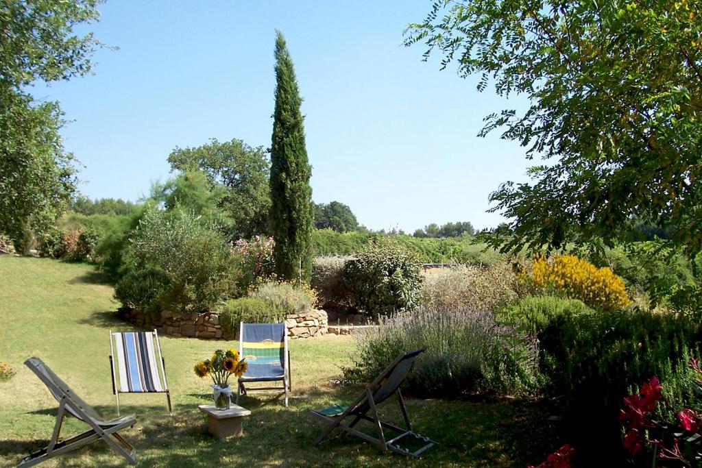 Vonkajšia záhrada v ubytovaní CHAMBRES D'HOTES "MAISON PONS" proche UZES - PONT DU GARD