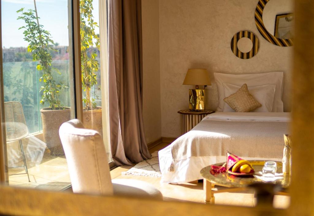 Postel nebo postele na pokoji v ubytování Riad villa saphir & SPA