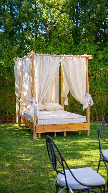 Um jardim no exterior de Riad villa saphir & SPA