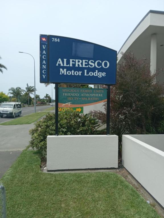 un cartello per un rifugio di motori di fronte a un edificio di Alfresco Motor Lodge a Gisborne