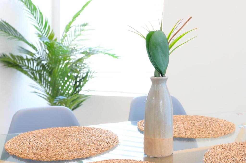 een tafel met een vaas met een plant erin bij Cozy Homes in Marina Del Rey/Venice Beach in Los Angeles