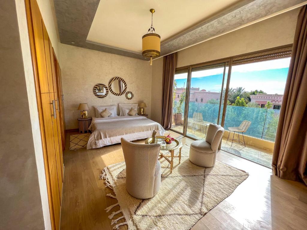 Postel nebo postele na pokoji v ubytování Riad villa saphir & SPA