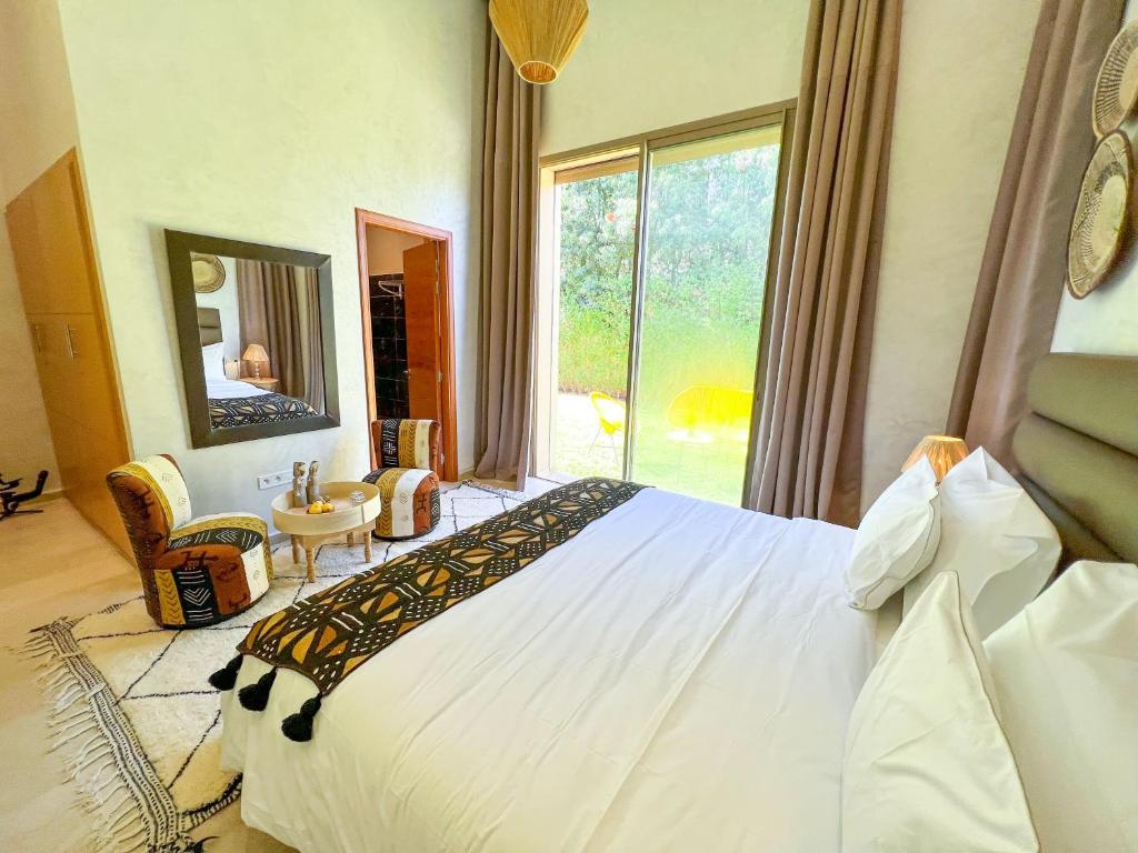 Postel nebo postele na pokoji v ubytování Riad villa saphir & SPA